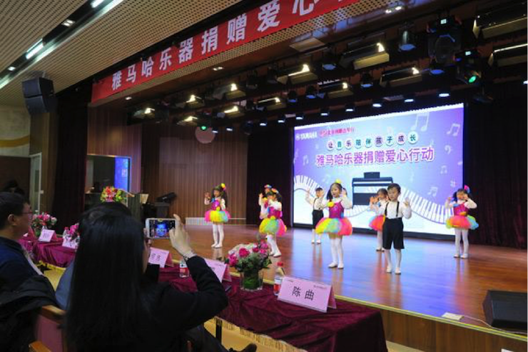 音乐之声暖寒冬 环球360乐器捐赠爱心行动走进中国儿童中心艺术宫